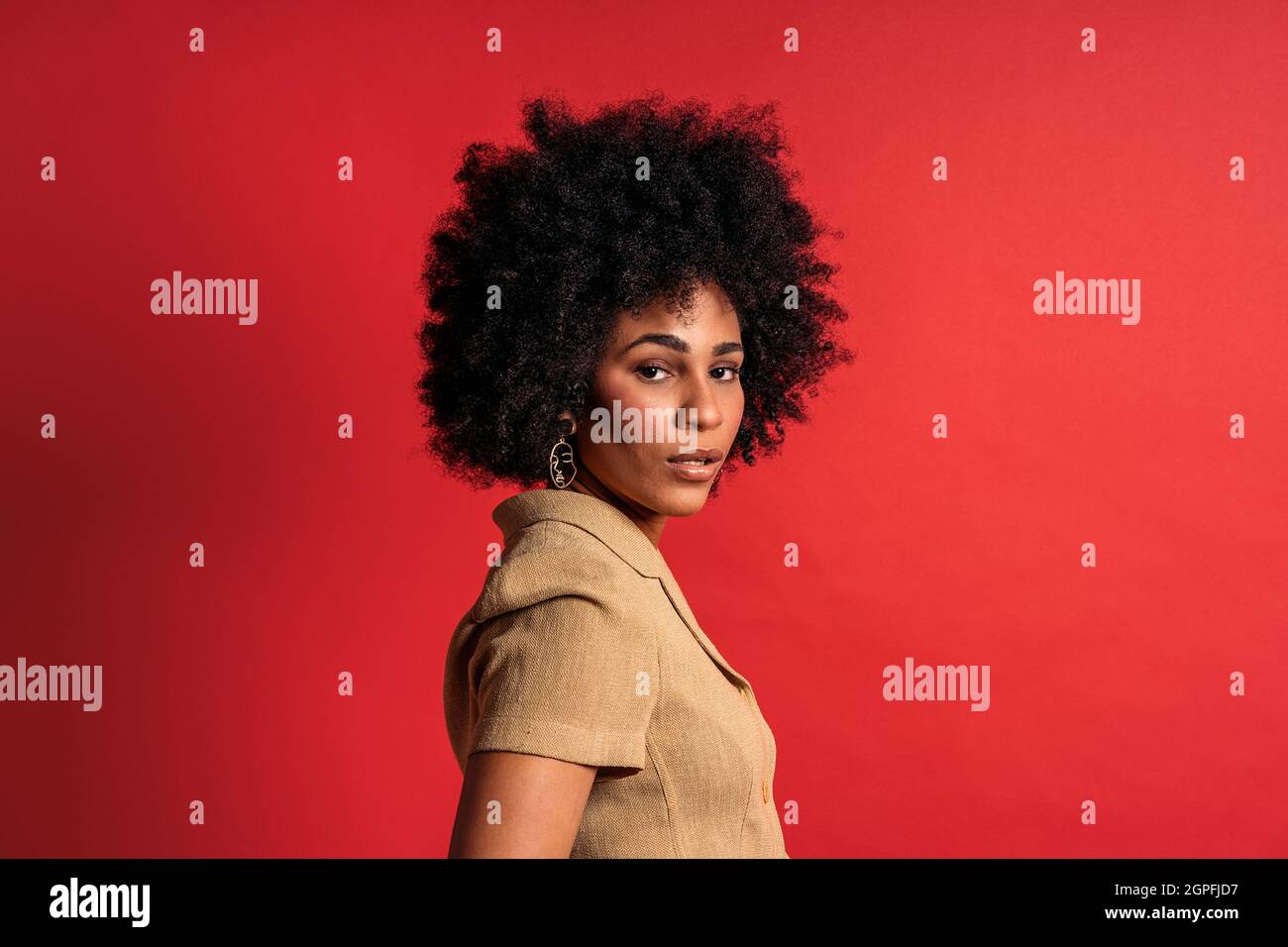 Photo de la belle femme noire souriant et ayant tourné en studio Banque D'Images