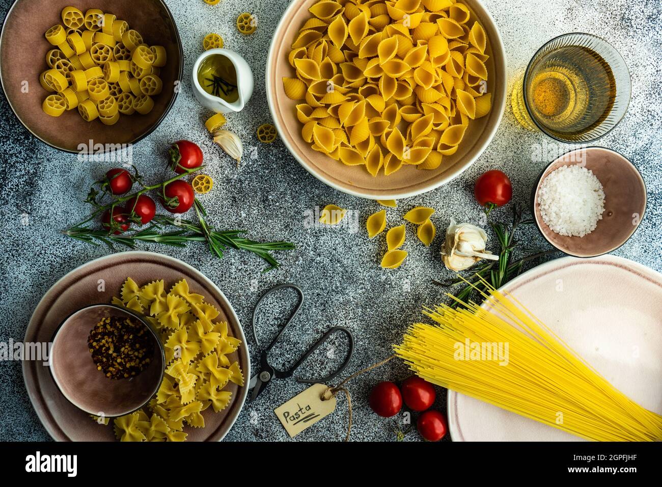 Cuisine italienne de pâtes avec variété de pâtes, d'épices et de légumes Banque D'Images