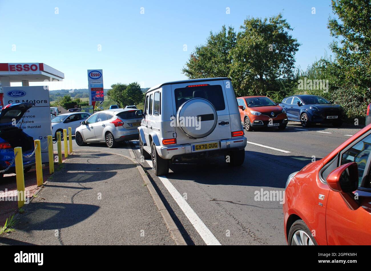 Les conducteurs ont fait la queue pour faire le plein de carburant dans une station-service Esso de Tenterden, dans le Kent, en Angleterre, le 24 septembre 2021. Les achats de panique ont commencé après la crainte d'une pénurie de carburant en raison du manque de conducteurs de camions. Banque D'Images