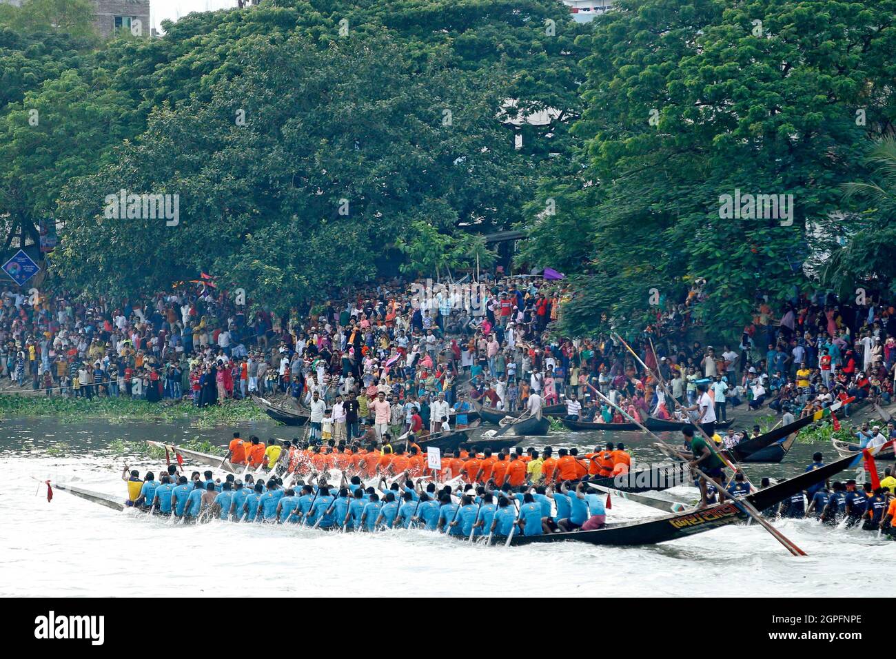 Les spectateurs assistent hier après-midi à une compétition d'aviron colorée sur le fleuve Buriganga, marquant le 75e anniversaire du Premier ministre Sheikh Hasin Banque D'Images