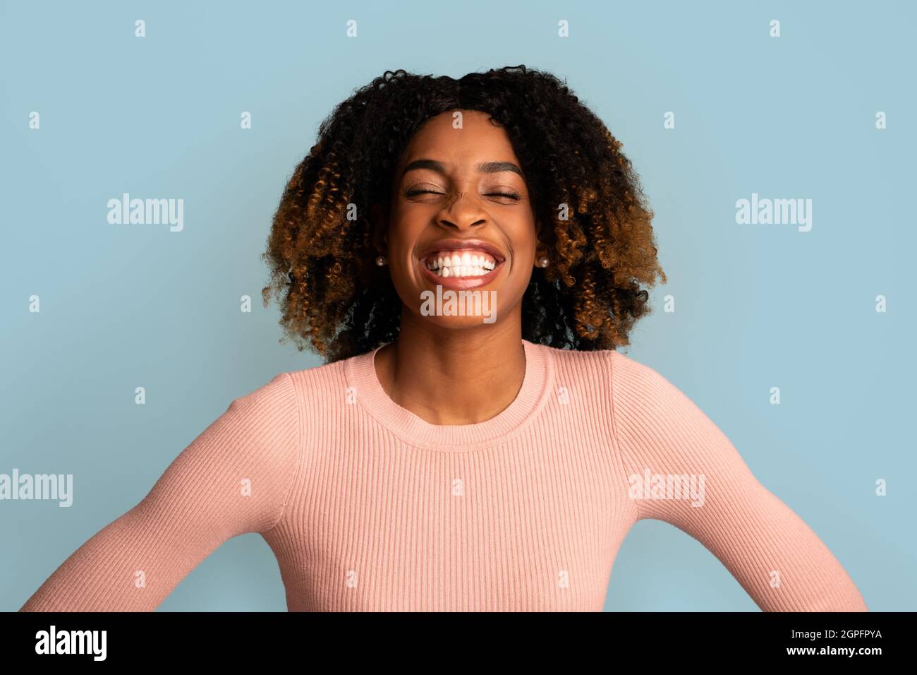 Émotions sincères. Gros plan Portrait de la femme afro-américaine en riant Banque D'Images