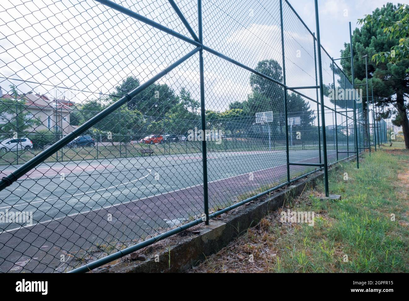 Sariyer, Istanbul, Turquie - 07.14.2021: Vue latérale du terrain de football astro gazon à Arikoy et le filet de but derrière les clôtures en été sport e Banque D'Images