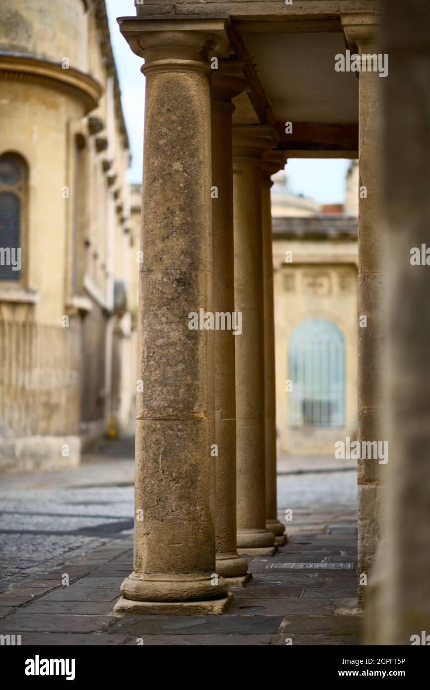 Une rangée de colonnes sur Bath Street Banque D'Images