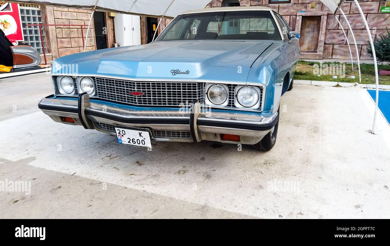 Vue latérale d'un Eldorado bleu de Cadillac sous la verrière. Rangement soigneux d'une voiture d'époque. Exposition de voiture à l'extérieur. Restauration de voiture Banque D'Images