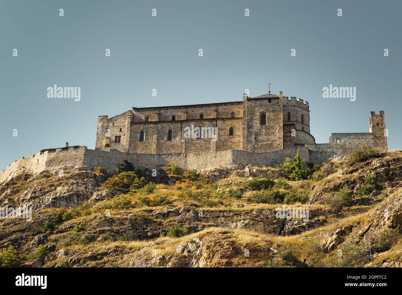 Église médiévale historique sur une colline. Magnifique arrière-plan avec espace de copie. Basilique de la Valère, château de la Valère à Sion, canton du Valais, Suisse. Banque D'Images