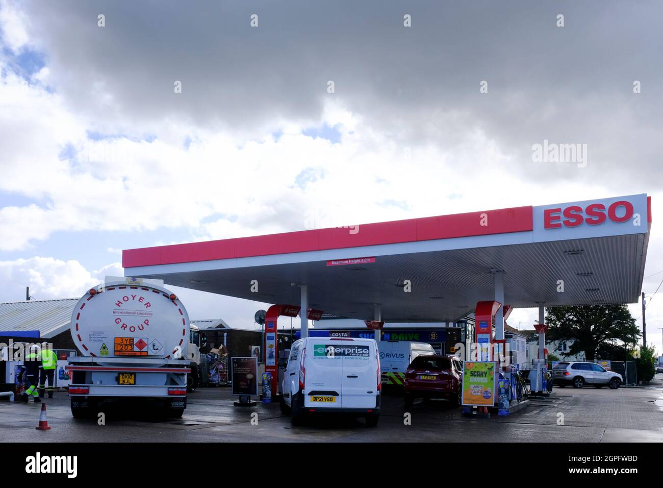 Patchway, Bristol, Royaume-Uni. 29 septembre 2021. Sous les nuages sombres, un garage Esso sur la route principale A38 vers Bristol reçoit une livraison de carburant. Les pénuries de carburant ont été causées par des achats de panique après la divulgation d'une pénurie de conducteurs de camions-citernes. Crédit : JMF News/Alay Live News Banque D'Images