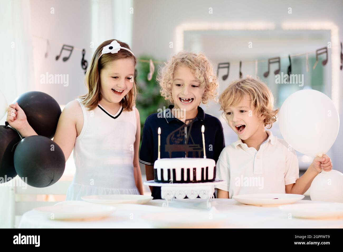 Fete D Anniversaire Sur Le Theme De La Musique Et Du Piano Pour Les Enfants Enfant Avec Gateau Noir Et Blanc Bougies Soufflantes Pour Enfants Et Ouverture Presente Petit Garcon Fetant Son Anniversaire Fete D Anniversaire Sur Le Theme De La Musique Et Du Piano Pour Les Enfants Enfant Avec Gateau Noir Et Blanc Bougies Soufflantes Pour Enfants Et Ouverture Presente Petit Garcon Fetant Son Anniversaire