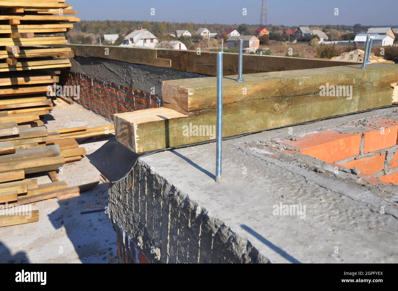 Toit de maison non fini chevrons en bois, avant-toits, grumes et bois. Construction de toitures Banque D'Images