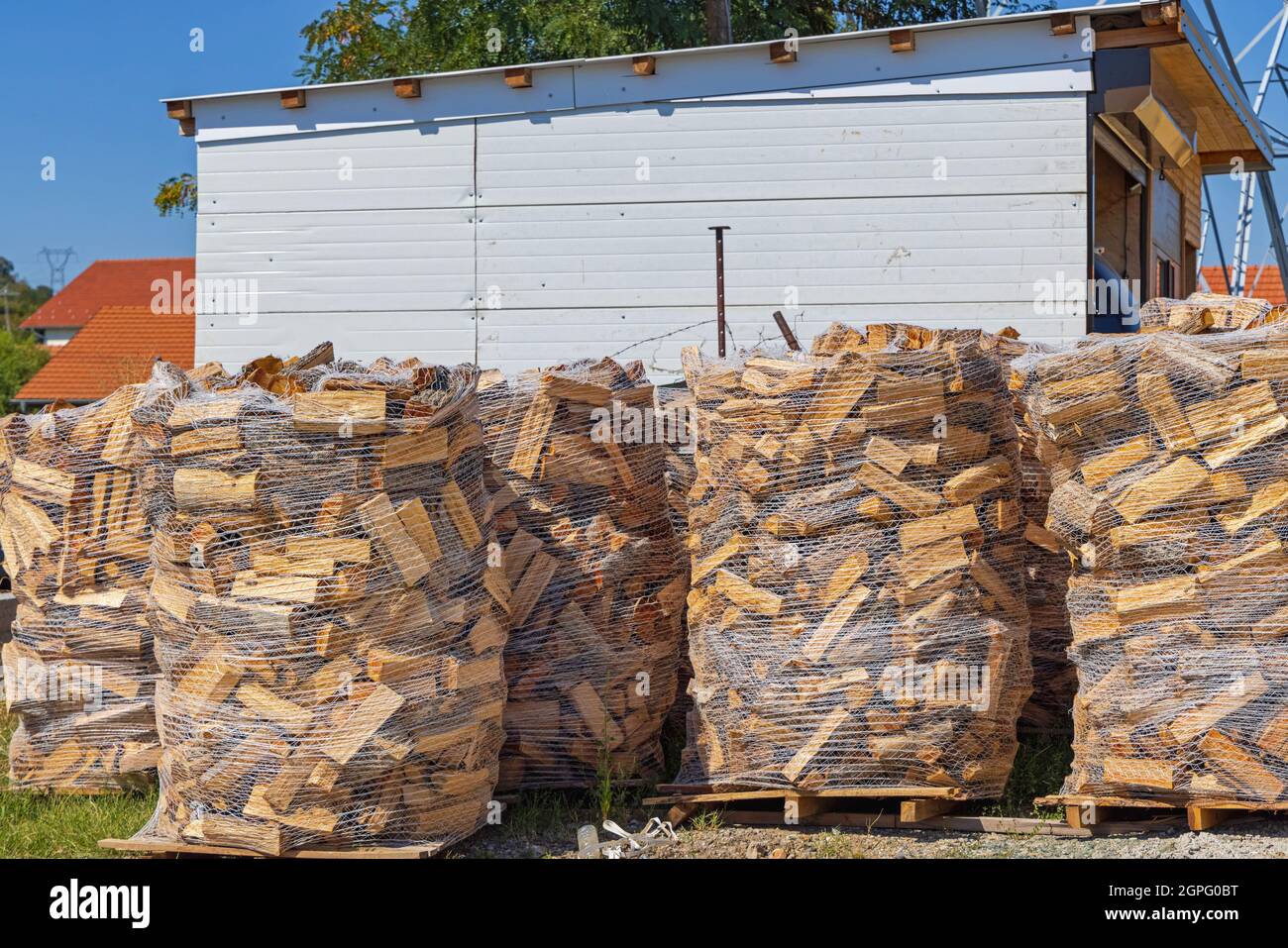 Palettes de bois de chauffage en filet prêt pour la saison d'hiver Banque D'Images