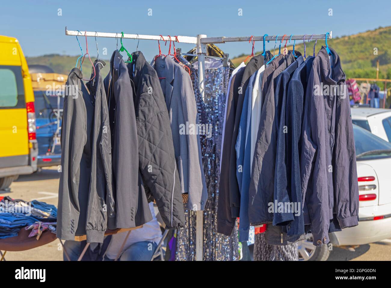 Costumes et vestes d'occasion à vendre au marché aux puces Photo Stock -  Alamy