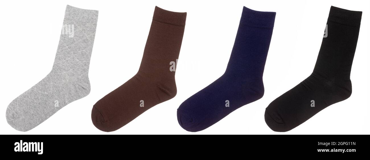 Quatre chaussettes en coton de différentes couleurs isolées sur fond blanc Banque D'Images