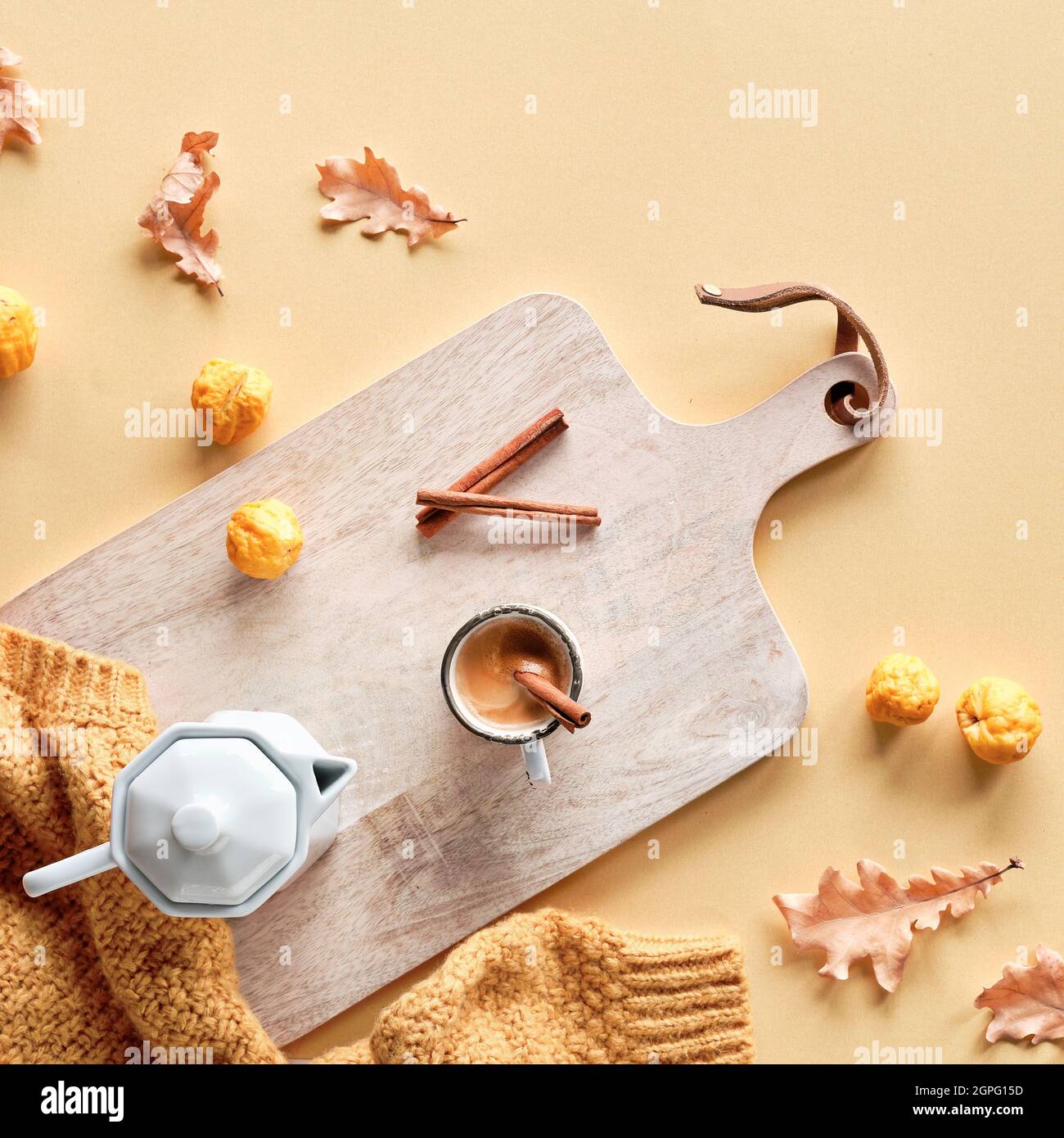Journée internationale du café, 1er octobre. Saison automne plat avec espresso, bâtons de cannelle, feuilles sèches, citrouilles décoratives et coing. Panoramique Banque D'Images