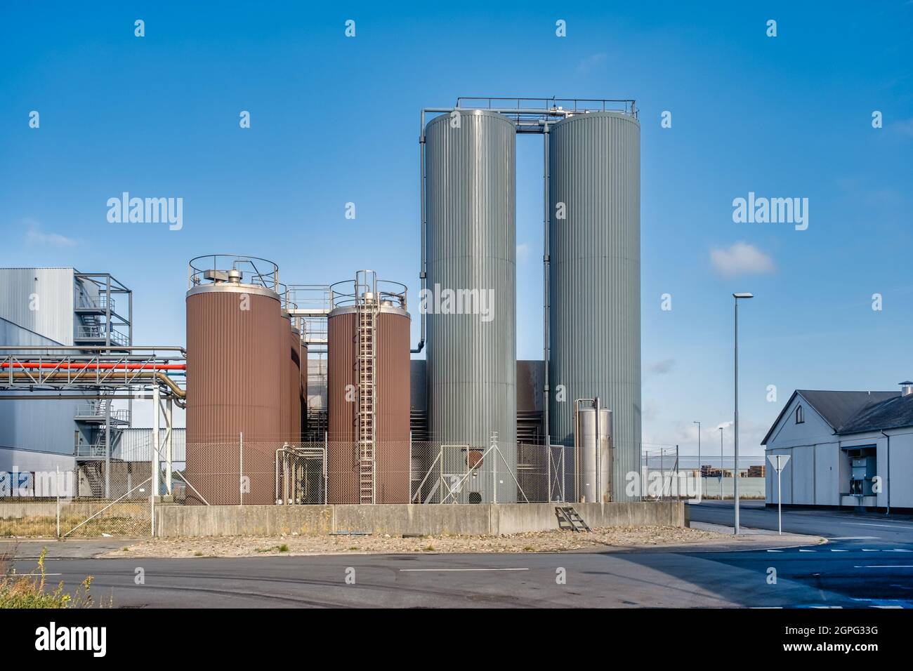 Réservoirs d'huile de poisson dans le port d'Esbjerg, Danemark Banque D'Images