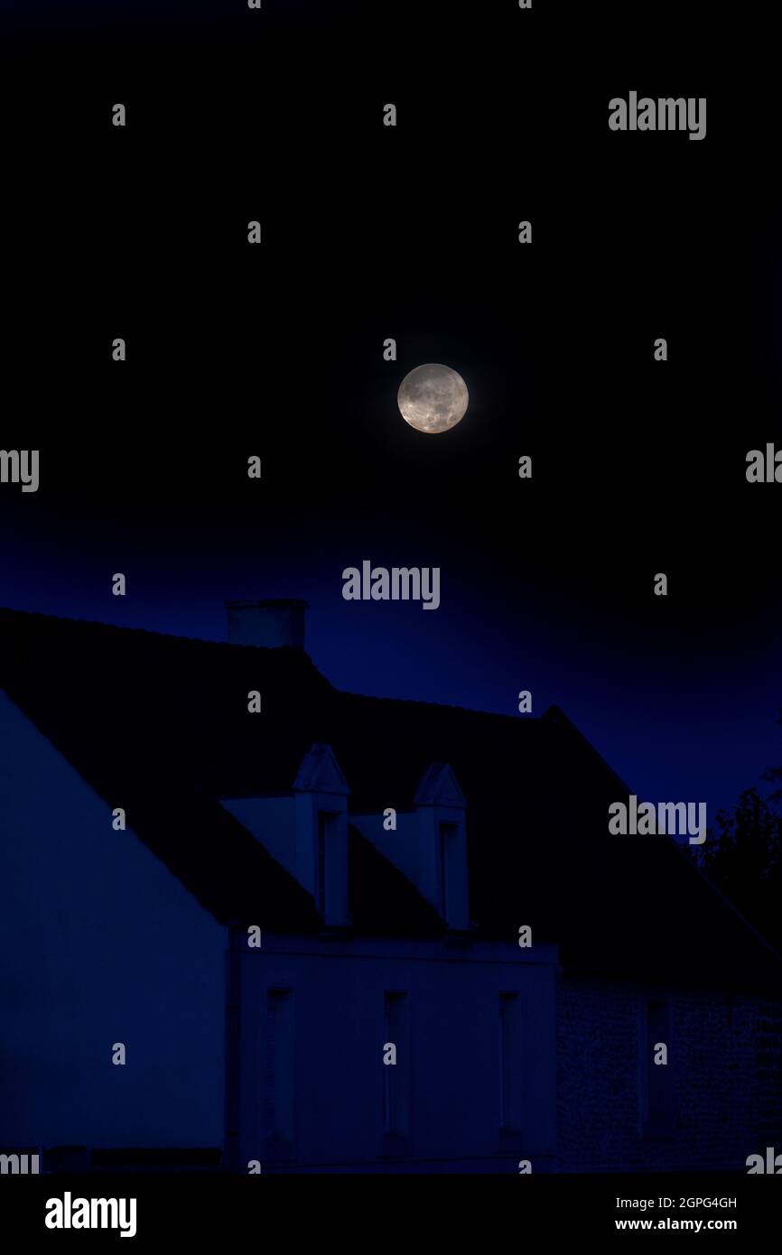 Pleine lune dans une nuit bleue Banque D'Images