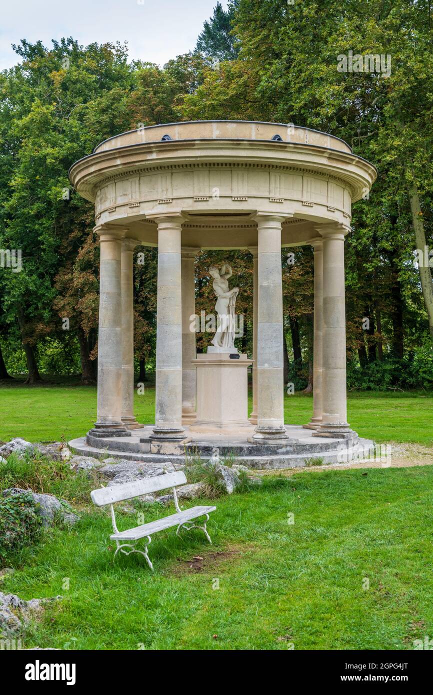 Le jardin anglais du château de Chantilly et son temple de Vénénus, France, Oise, automne Banque D'Images