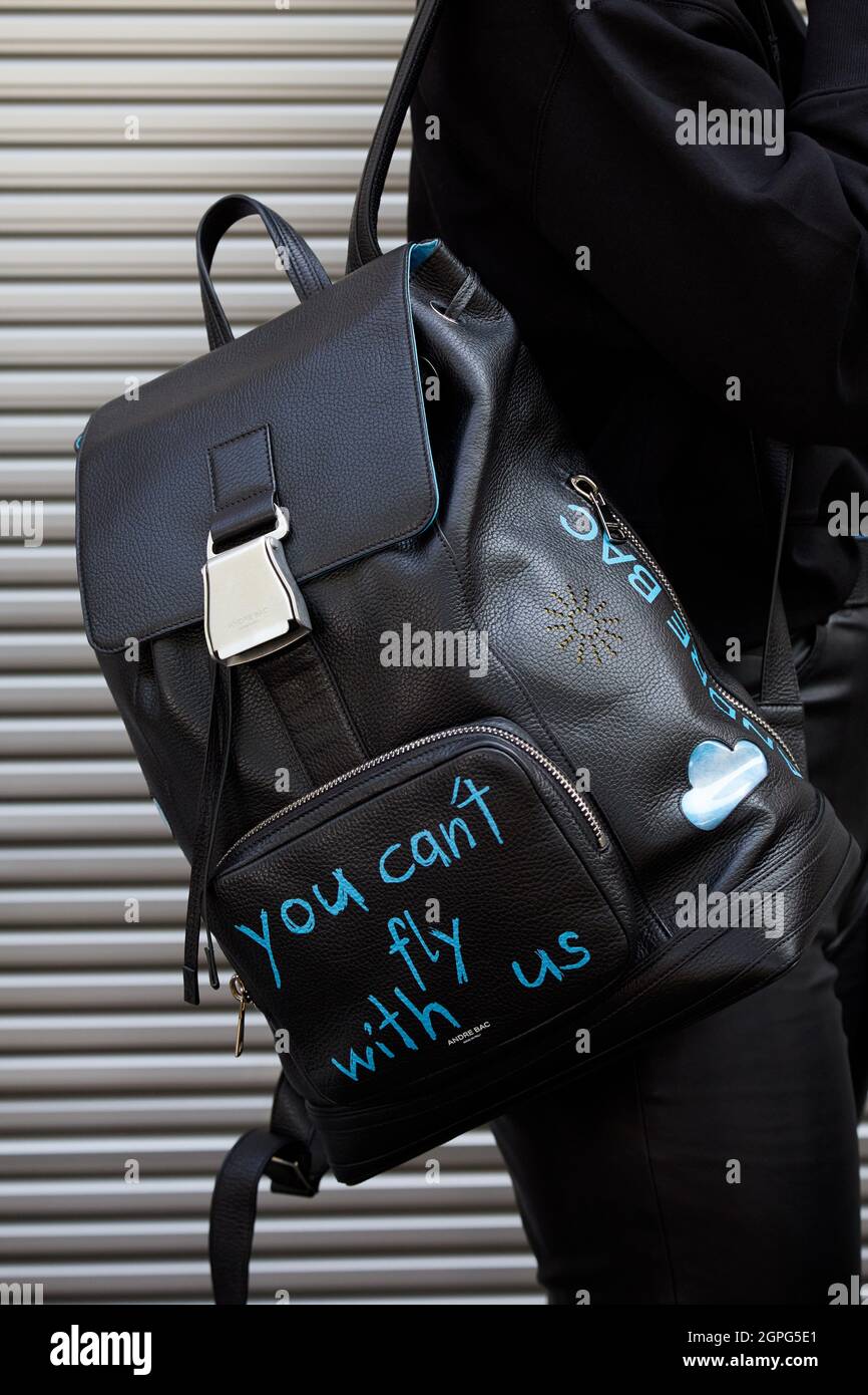 MILAN, ITALIE - 24 SEPTEMBRE 2021: Femme avec cuir noir Andre bac sac à dos avant Prada défilé de mode, Milan Fashion week Street style Banque D'Images