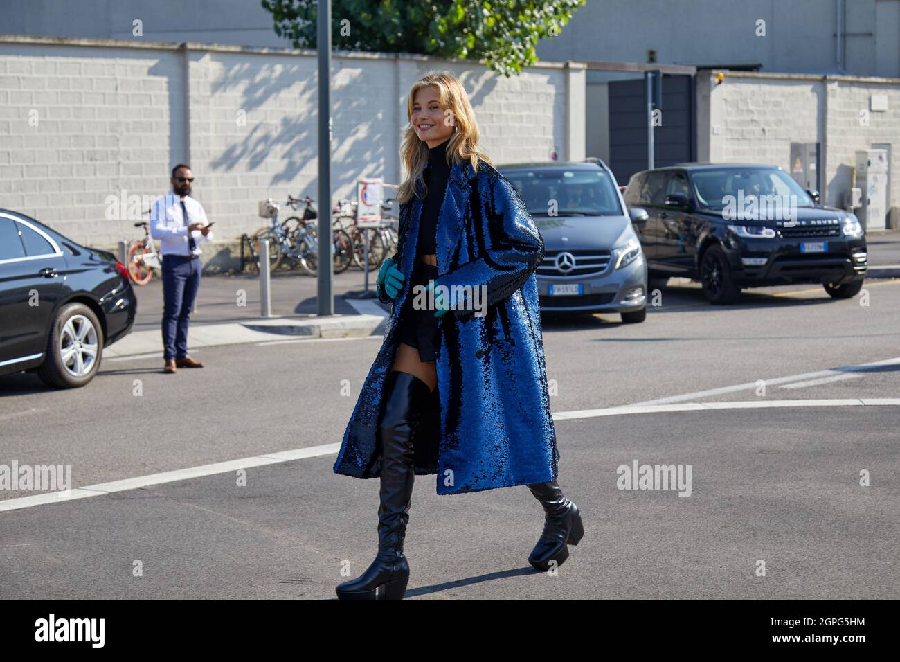 MILAN, ITALIE - 24 SEPTEMBRE 2021 : Adonts Xenia avec un manteau de sequins bleus avant le défilé de mode Prada, Milan Fashion week Street style Banque D'Images