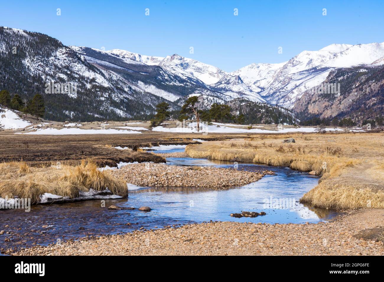 Montagnes d'hiver enneigées dans le parc Moraine, le long de la rivière Big Thompson, dans le parc national des montagnes Rocheuses, au Colorado Banque D'Images