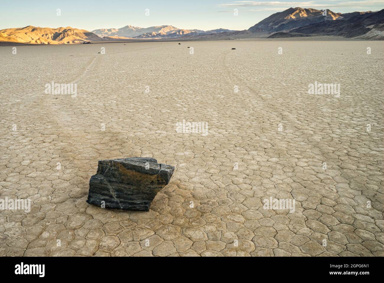 Le Racetrack Playa, ou l'Hippodrome, est un lac asséché avec fonction "stones" en difficulté que s'inscrire 'linéaire' hippodrome les empreintes. Il est situé à abo Banque D'Images
