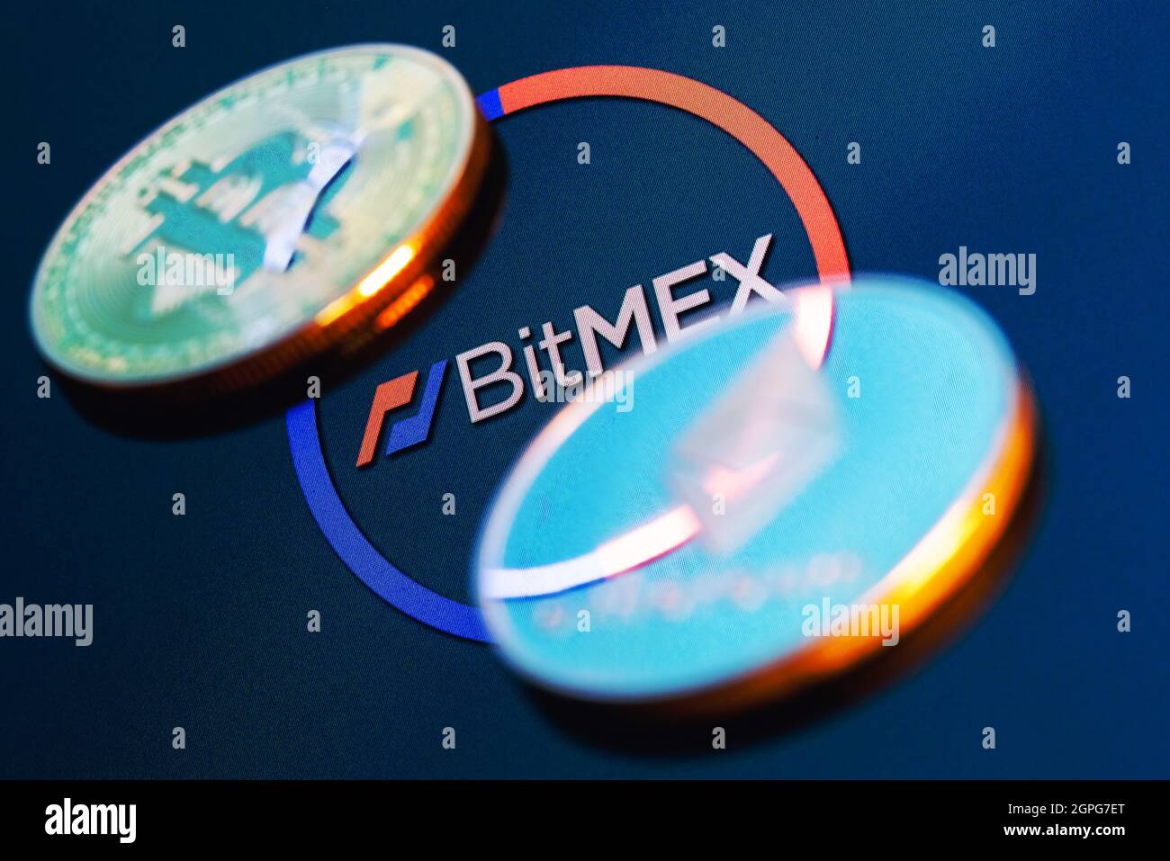 BitMEX est une plate-forme d'échange de crypto-monnaies et de négociation de produits dérivés. Logo BitMEX entouré de bitcoin et de pièce de monnaie éthérée. Banque D'Images