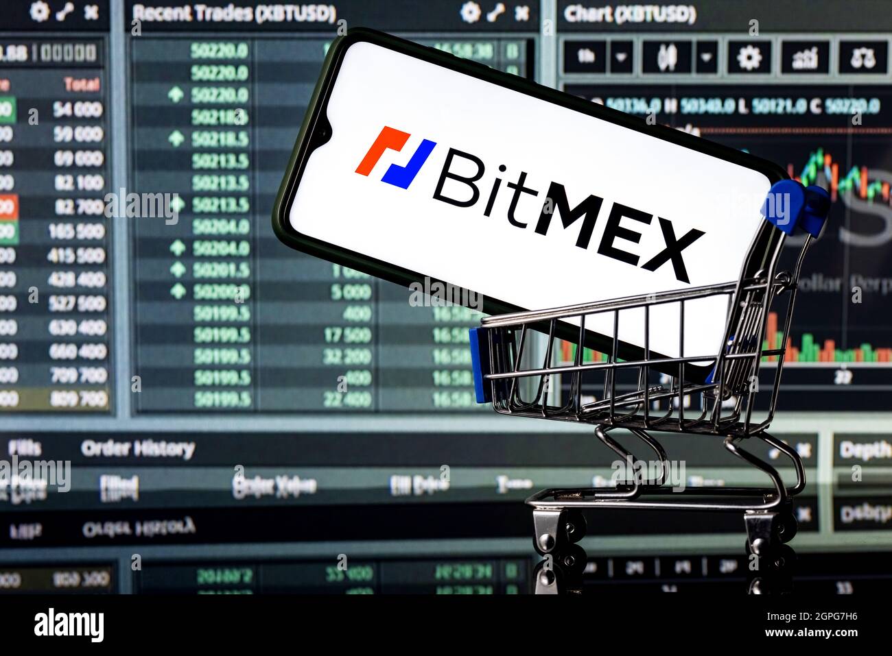 Kazan, Russie - 23 août 2021 : BitMEX est une plate-forme d'échange de crypto-monnaies et de négociation de produits dérivés. Un smartphone avec le logo BitMEX dans le shopping c Banque D'Images