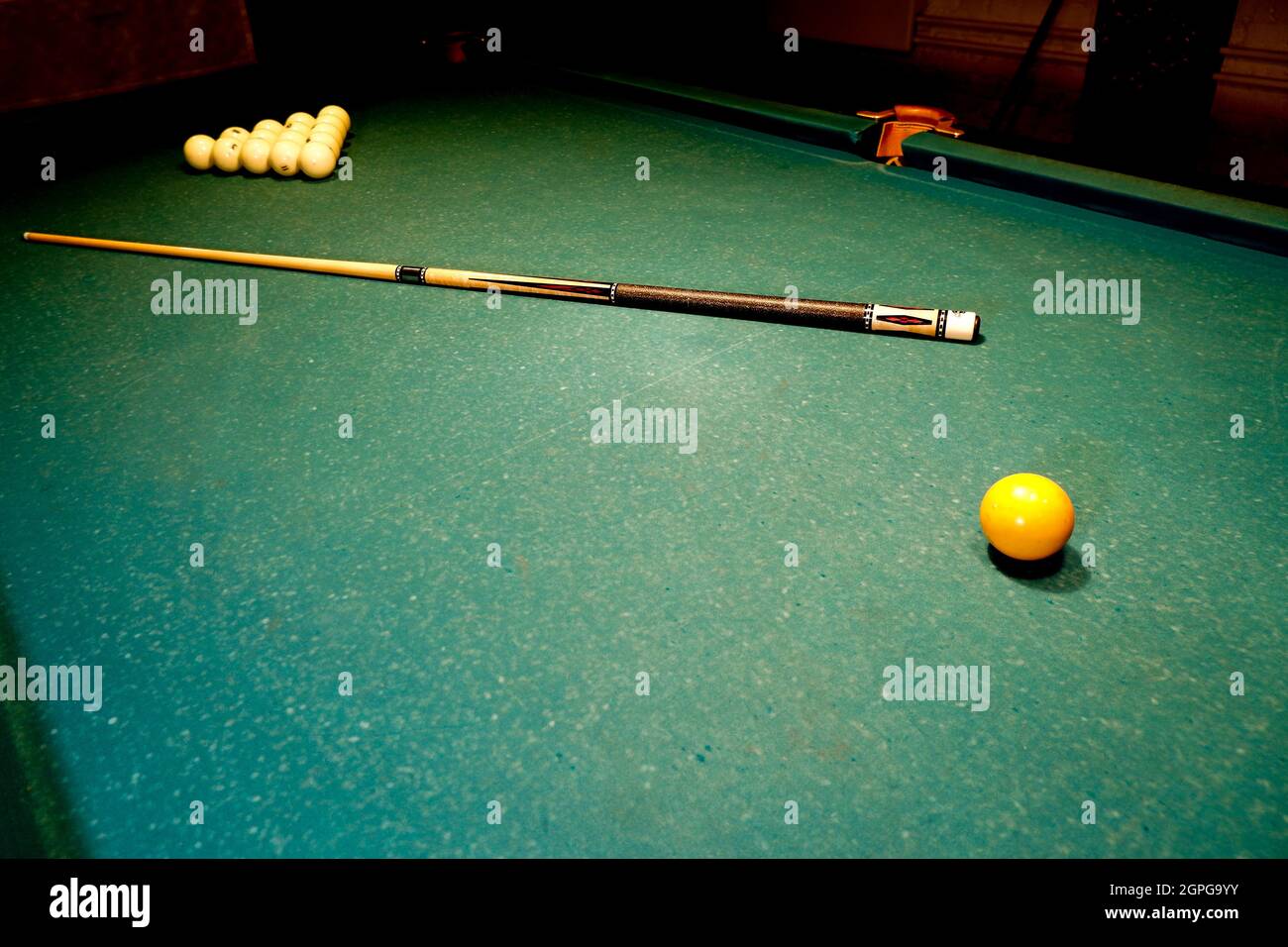 des boules de billard sont configurées pour le mouvement initial du joueur.il y a aussi un signal de billard sur la table Banque D'Images