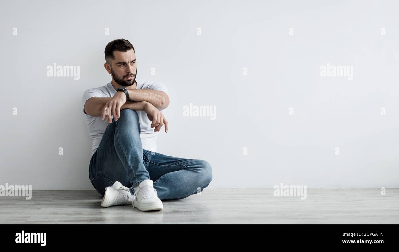 Dépression, frustration et personne malheureuse à la maison, problèmes d'emploi et de relation, verrouillage Covid-19 Banque D'Images