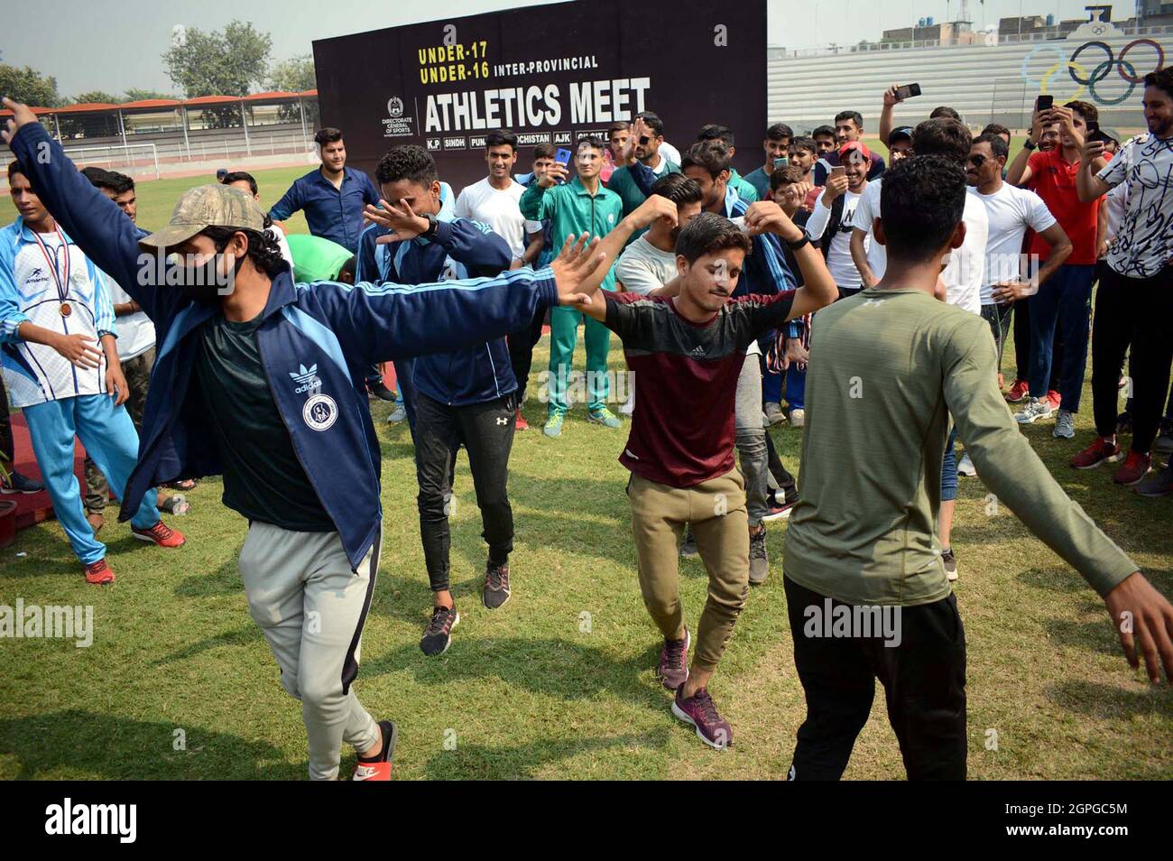 Les joueurs font de la danse lors de la cérémonie de clôture de la rencontre sportive interprovinciale de moins de 16 et 17 qui s'est tenue au complexe sportif de Qayyum à Peshawar le mercredi 29 septembre 2021. Banque D'Images