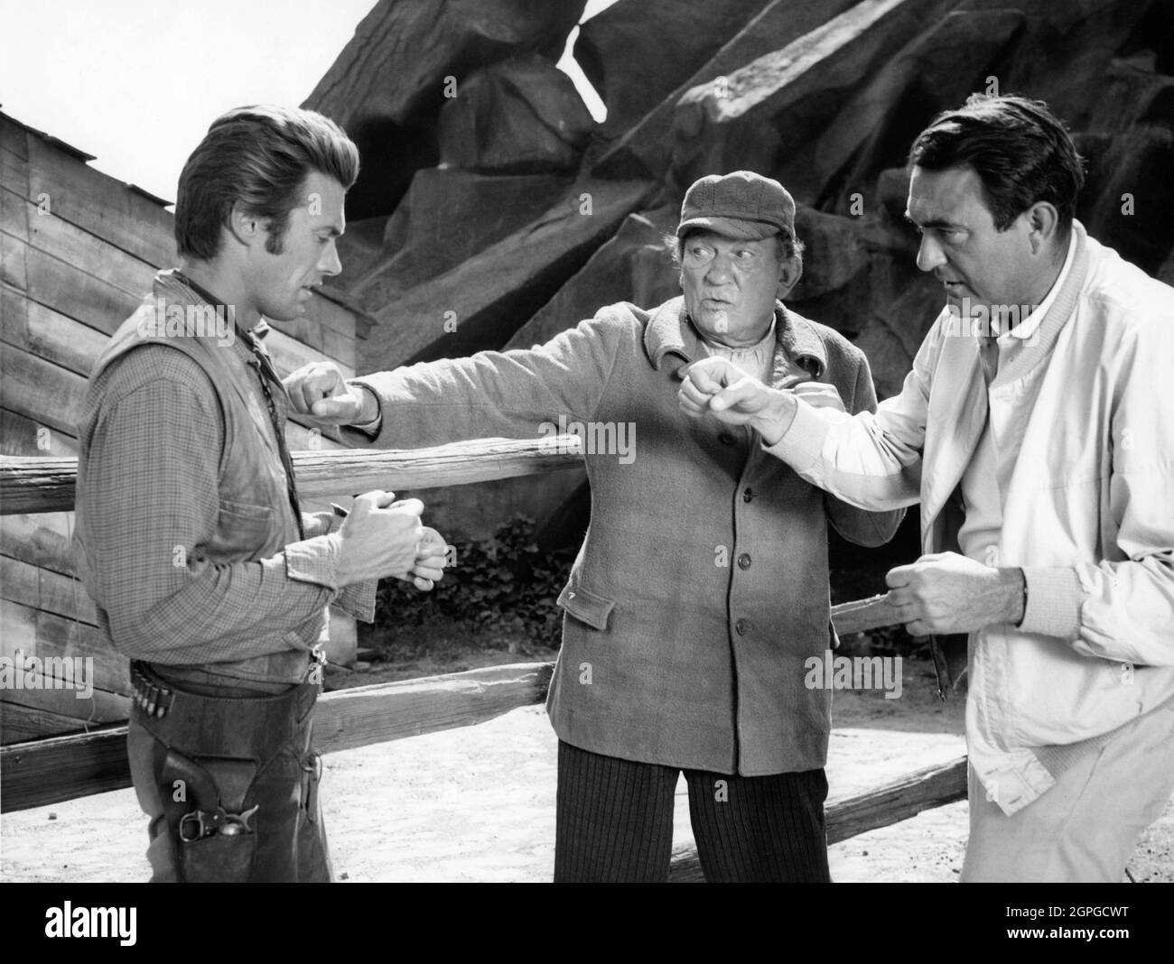 Le réalisateur ANDREW V. McLAGLEN dirige CLINT EASTWOOD et son père VICTOR McLAGLEN (dans sa dernière apparition sur écran) à MGM Studios dans le 2e épisode de la 4e saison de la série télévisée américaine RAWHIDE intitulé INCIDENT DE L'HOMME SHAMBLING TÉLÉVISÉ le 24 juillet 1959 CBS Television Network Banque D'Images