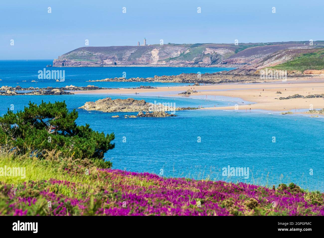 France, Côtes d'Armor, Frehel, Pleherel Plage, Anse du Croc le long du  sentier de randonnée ou du sentier de douane GR 34, Cap Frehel en  arrière-plan Photo Stock - Alamy