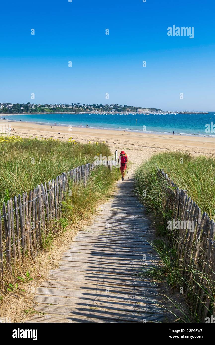 France, Côtes d'Armor, Saint-Cast-le-Guildo, la Grande plage, randonnée le long du sentier de randonnée GR 34 ou du sentier des douanes Banque D'Images