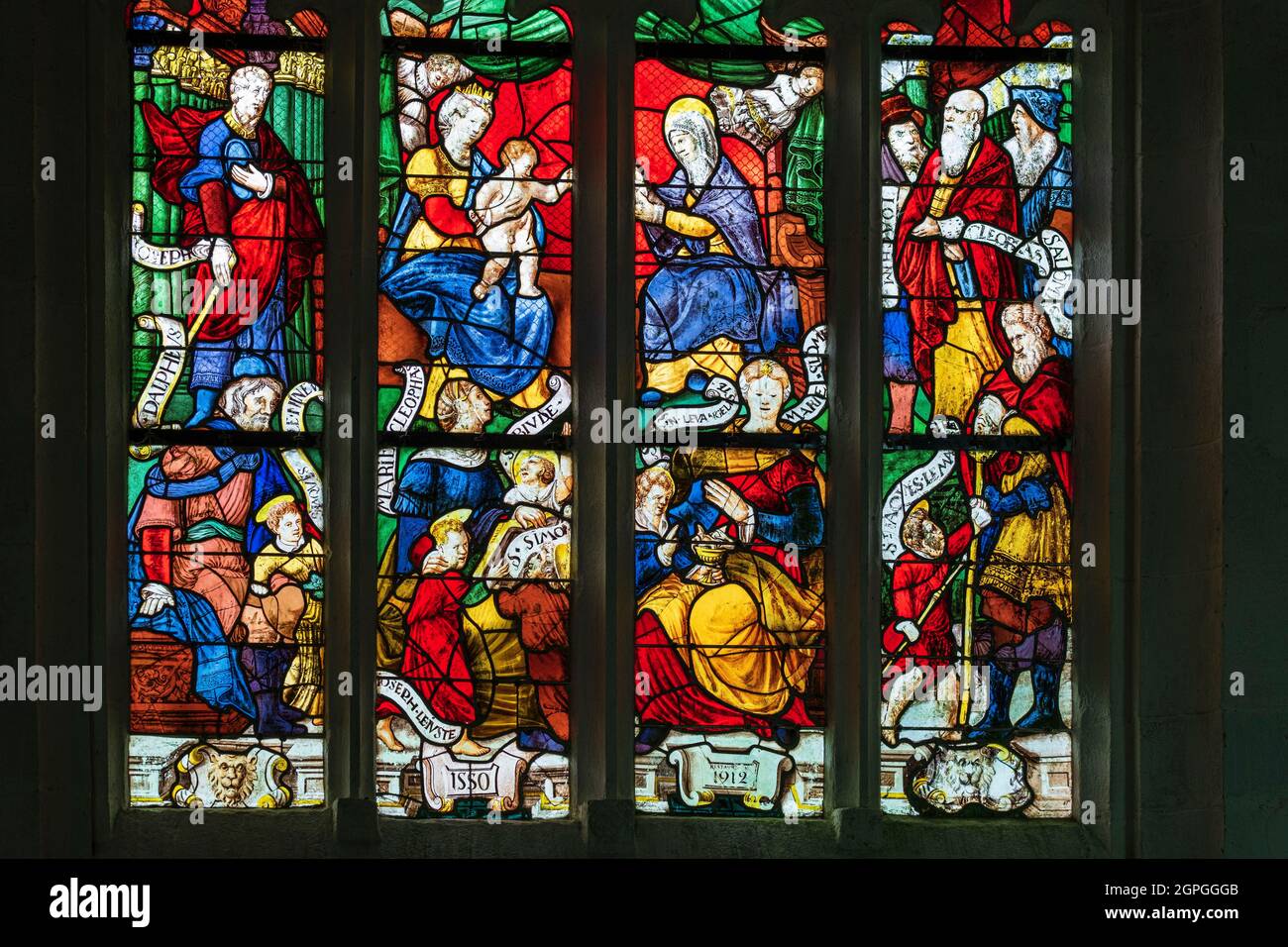 France, Morbihan, le Faouët, chapelle Saint-Fiacre du XVe siècle, vitraux de la sainte parenté Banque D'Images