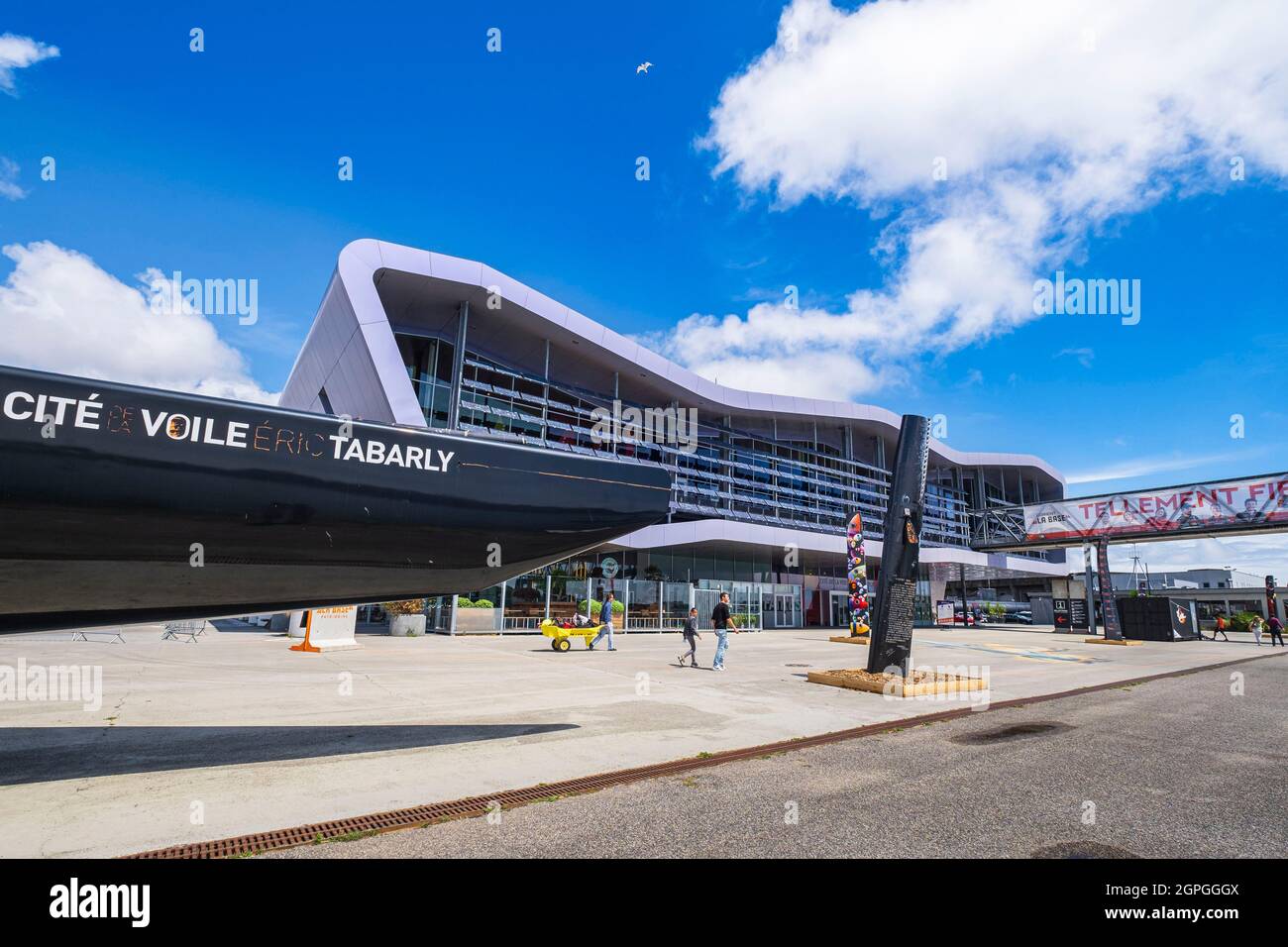France, Morbihan, Lorient, port de Lorient la base, Cité de la voile Eric Tabarly, centre d'exposition multimédia et site touristique dédié aux courses maritimes Banque D'Images