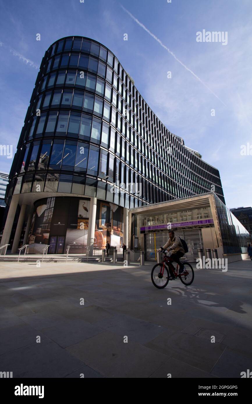 100 Liverpool Street Broadgate, Londres, les locataires incluent, Story, SMBC, BMO, Peel Hunt, RPMI, Milbank, SUMITOMO MITSUI BANKING CORPORATION, avec l'entrée fermée de la gare de la rue Liverpool pour la ligne Elizabeth de Liverpool Street, avec passage cycliste Banque D'Images