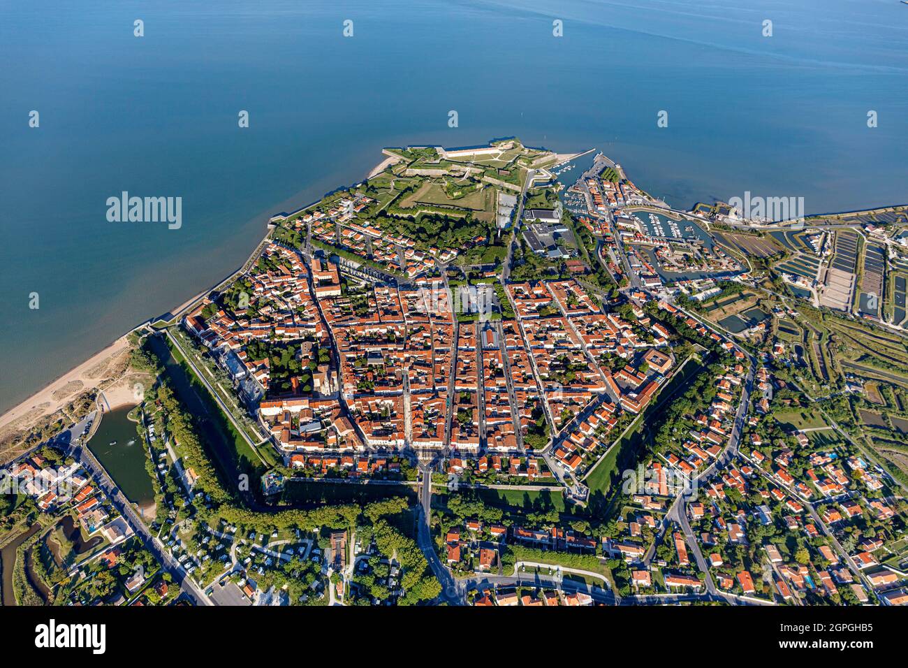 France, Charente Maritime, le Château d'Oléron, le village entouré de ses remparts et de la Citadelle (vue aérienne) Banque D'Images