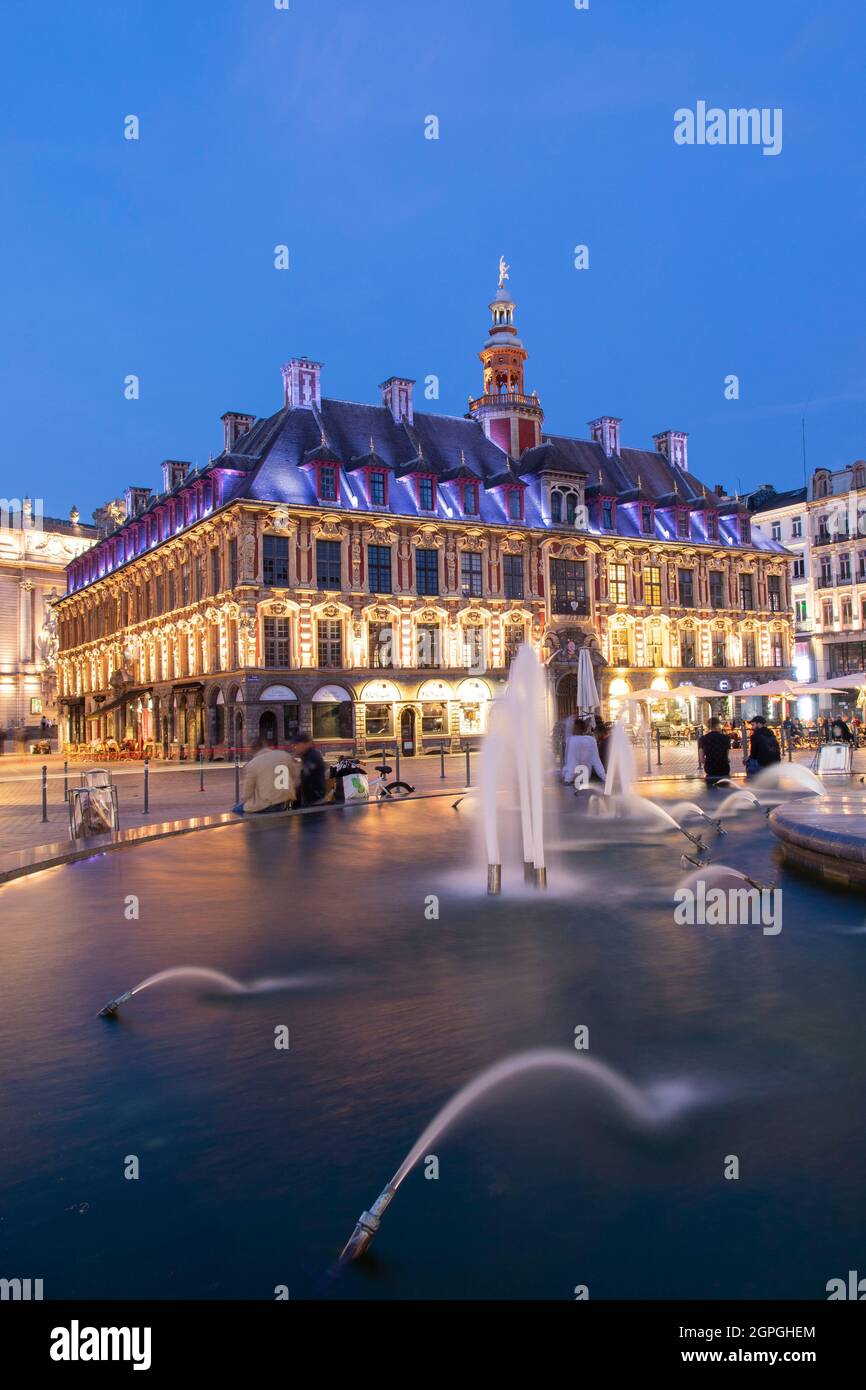 France, Nord, Lille, Place du Général De Gaulle ou la Grand Place, la vieille bourse Banque D'Images