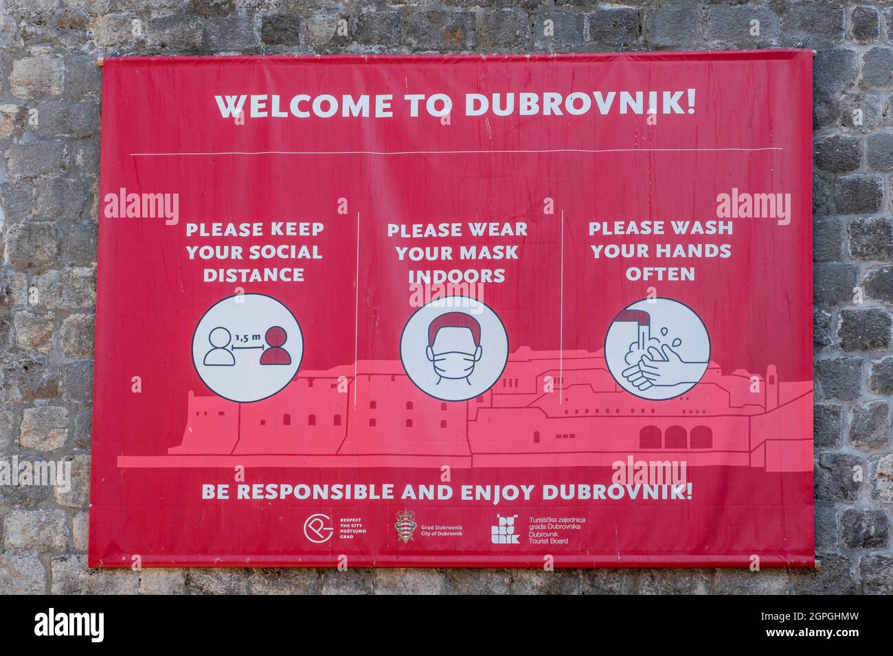 Croatie, Dalmatie, Dubrovnik, classée au patrimoine mondial de l'UNESCO, affiche d'information Covid 19 Banque D'Images