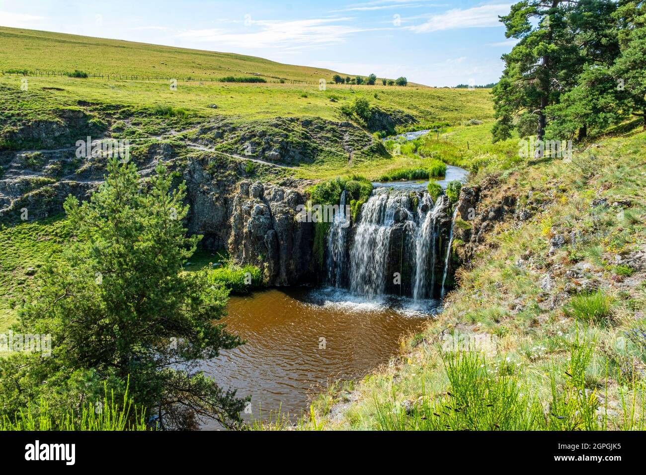 France, Auvergne, Cantal, Allanche, Parc naturel régional des Volcans d'Auvergne, cascade de Veyrines, plateau de Cezallier Banque D'Images