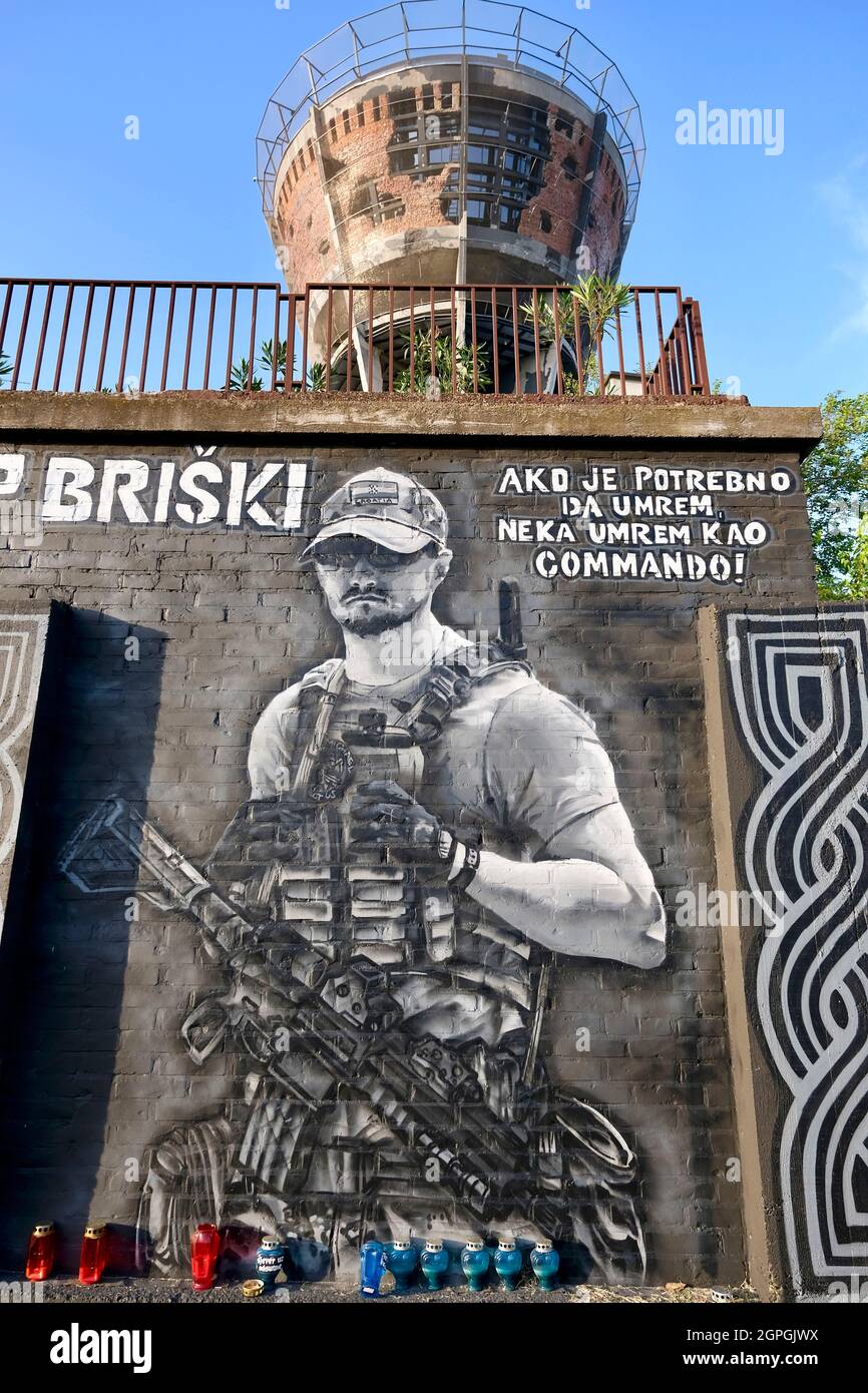 La Croatie, la Slavonie, Vukovar, le château d'eau, symbole de la résistance de la ville contre l'ennemi pendant le siège de Vukovar en 1991, a frappé plus de 600 fois en 3 mois, maintenant un mémorial, la fresque du soldat Josip Briski est morte en Afghanistan en 2019 Banque D'Images
