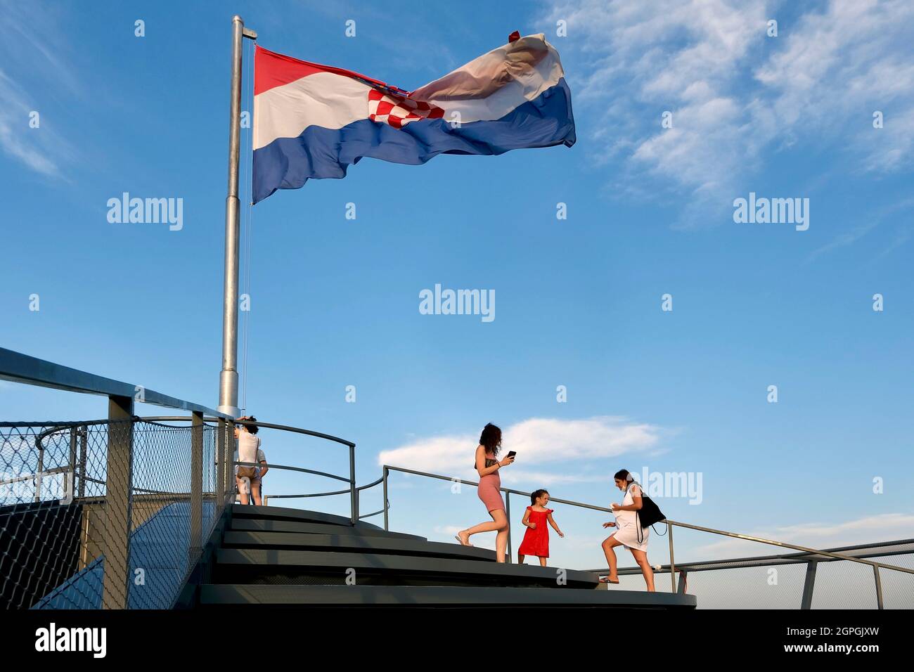 La Croatie, la Slavonie, Vukovar, le château d'eau, symbole de la résistance de la ville contre l'ennemi pendant le siège de Vukovar en 1991, a frappé plus de 600 fois en 3 mois, maintenant un mémorial, Au sommet flotte le drapeau croate levé chaque jour pendant l'attaque par Ivica Ivanika et Hrvoje Dzalto Banque D'Images