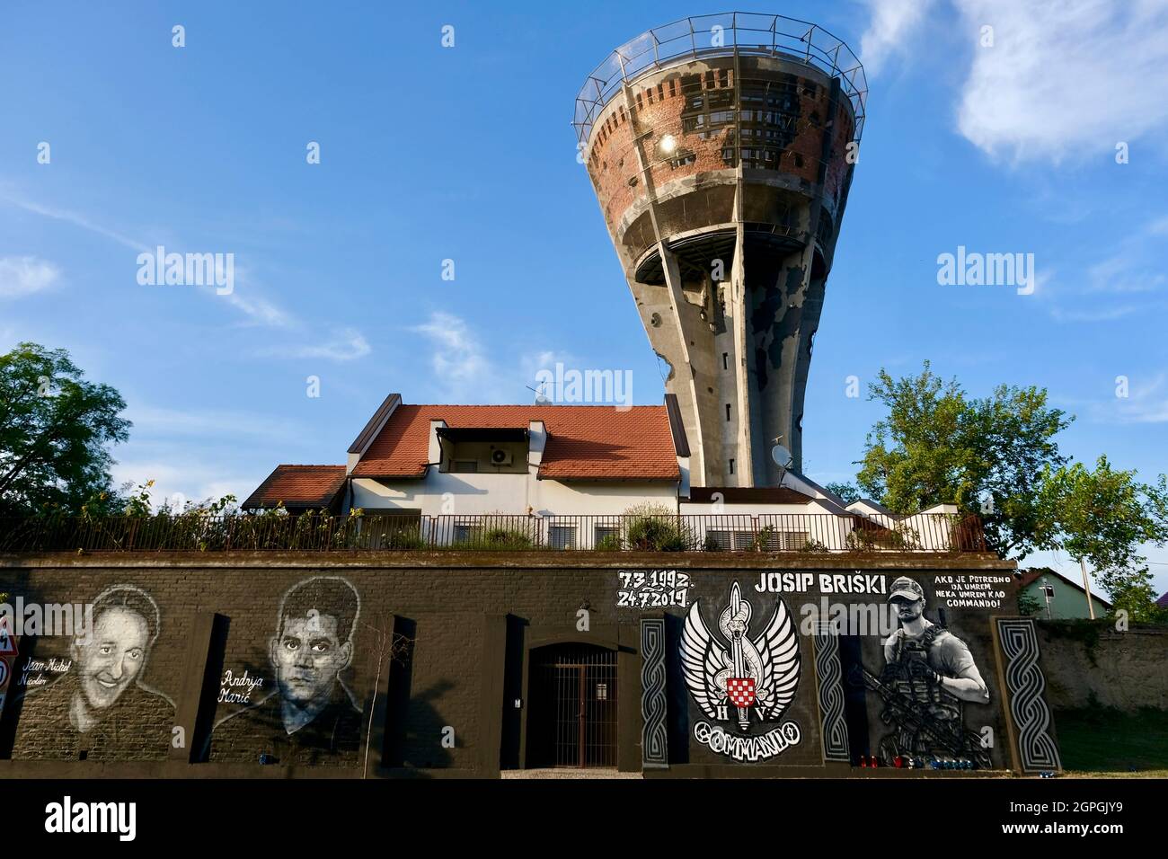 Croatie, Slavonie, Vukovar, le château d'eau, symbole de la résistance de la ville contre l'ennemi pendant le siège de Vukovar en 1991, a frappé plus de 600 fois en 3 mois, maintenant un mémorial, la fresque des soldats français Jean-Michel Nicolier, volontaire, Andrija Maric et Josip Briski, est mort en Afghanistan en 2019 Banque D'Images