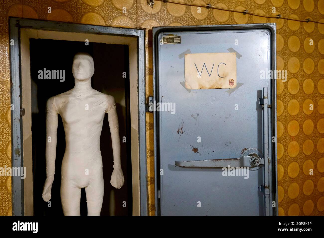 Croatie, Slavonie, Vukovar, toilettes dans le sous-sol de l'hôpital de Vukovar qui servait d'abris pour les civils et les blessés, le 20 novembre 1991, deux jours après que l'armée populaire de Yougoslavie a pris la ville, 264 personnes de l'hôpital seront emmenées à Ovcara pour être torturées et tuées Banque D'Images