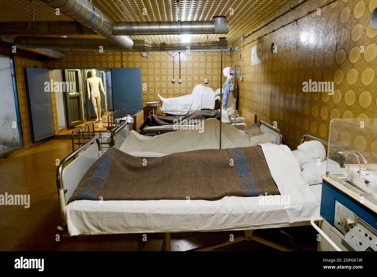 Croatie, Slavonie, Vukovar, lit d'hôpital dans le sous-sol de l'hôpital de Vukovar qui servait d'abris pour les civils et les blessés, 20 novembre 1991, deux jours après que l'armée populaire de Yougoslavie a pris le contrôle de la ville, 264 personnes de l'hôpital seront emmenées à Ovcara pour être torturées et tuées Banque D'Images