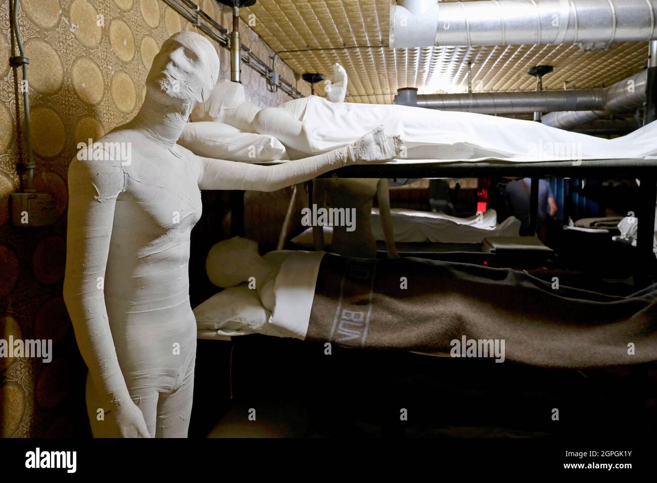 Croatie, Slavonie, Vukovar, lit d'hôpital dans le sous-sol de l'hôpital de Vukovar qui servait d'abris pour les civils et les blessés, 20 novembre 1991, deux jours après que l'armée populaire de Yougoslavie a pris le contrôle de la ville, 264 personnes de l'hôpital seront emmenées à Ovcara pour être torturées et tuées Banque D'Images