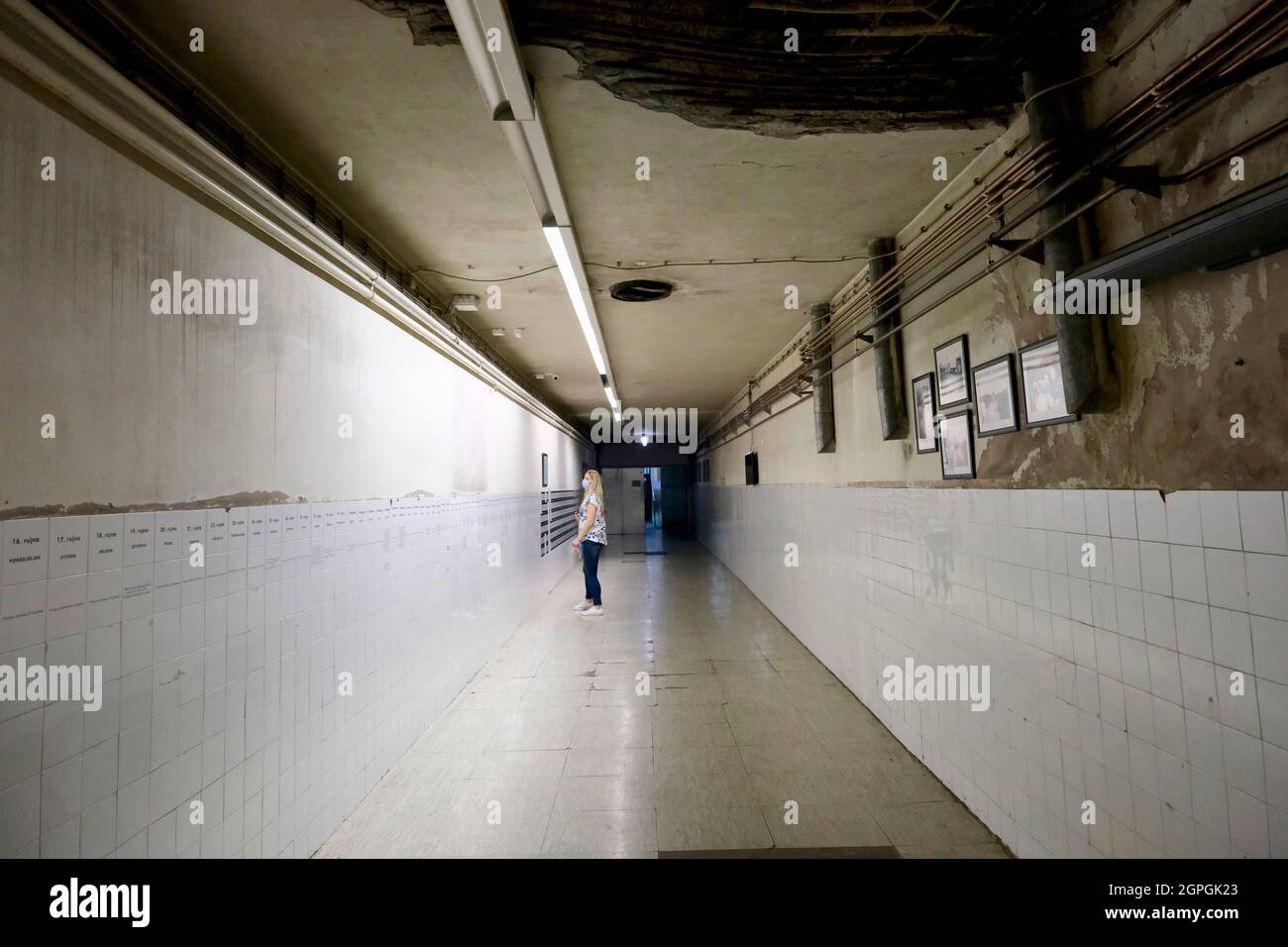 Croatie, Slavonie, Vukovar, couloir dans le sous-sol de l'hôpital de Vukovar qui servait d'abris pour les civils et les blessés, 20 novembre 1991, deux jours après que l'armée populaire de Yougoslavie a pris la ville, 264 personnes de l'hôpital seront emmenées à Ovcara pour être torturées et tuées Banque D'Images