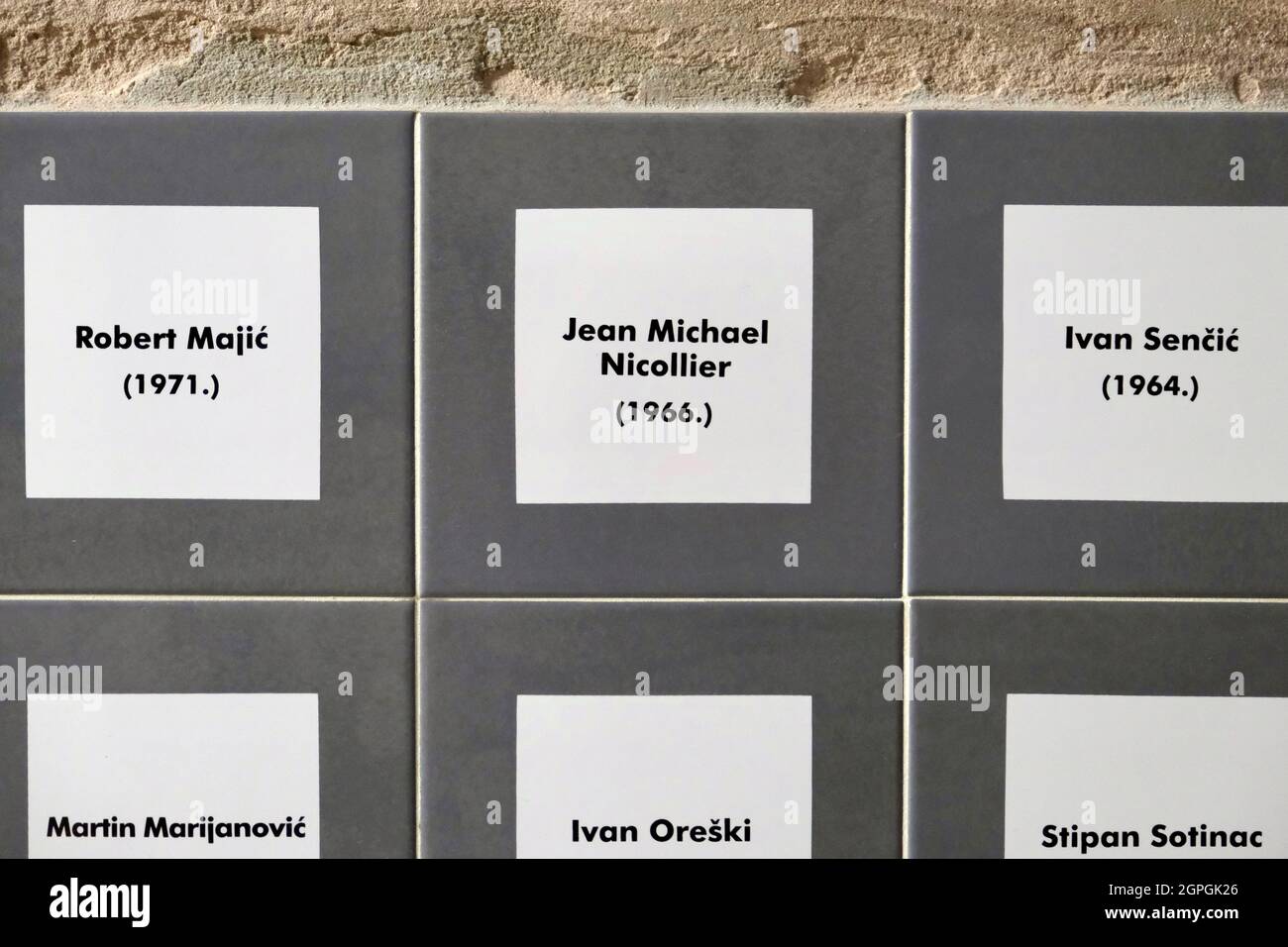 Croatie, Slavonie, Vukovar, liste des morts d'Ovcara (en particulier le soldat français Jean-Michel Nicolier) dans le couloir du sous-sol de l'hôpital de Vukovar qui servait d'abris pour les civils et les blessés, novembre 20 1991, deux jours après la prise de la ville par l'Armée populaire yougoslave, 264 personnes de l'hôpital ont été emmenées à Ovcara pour être torturées et tuées Banque D'Images