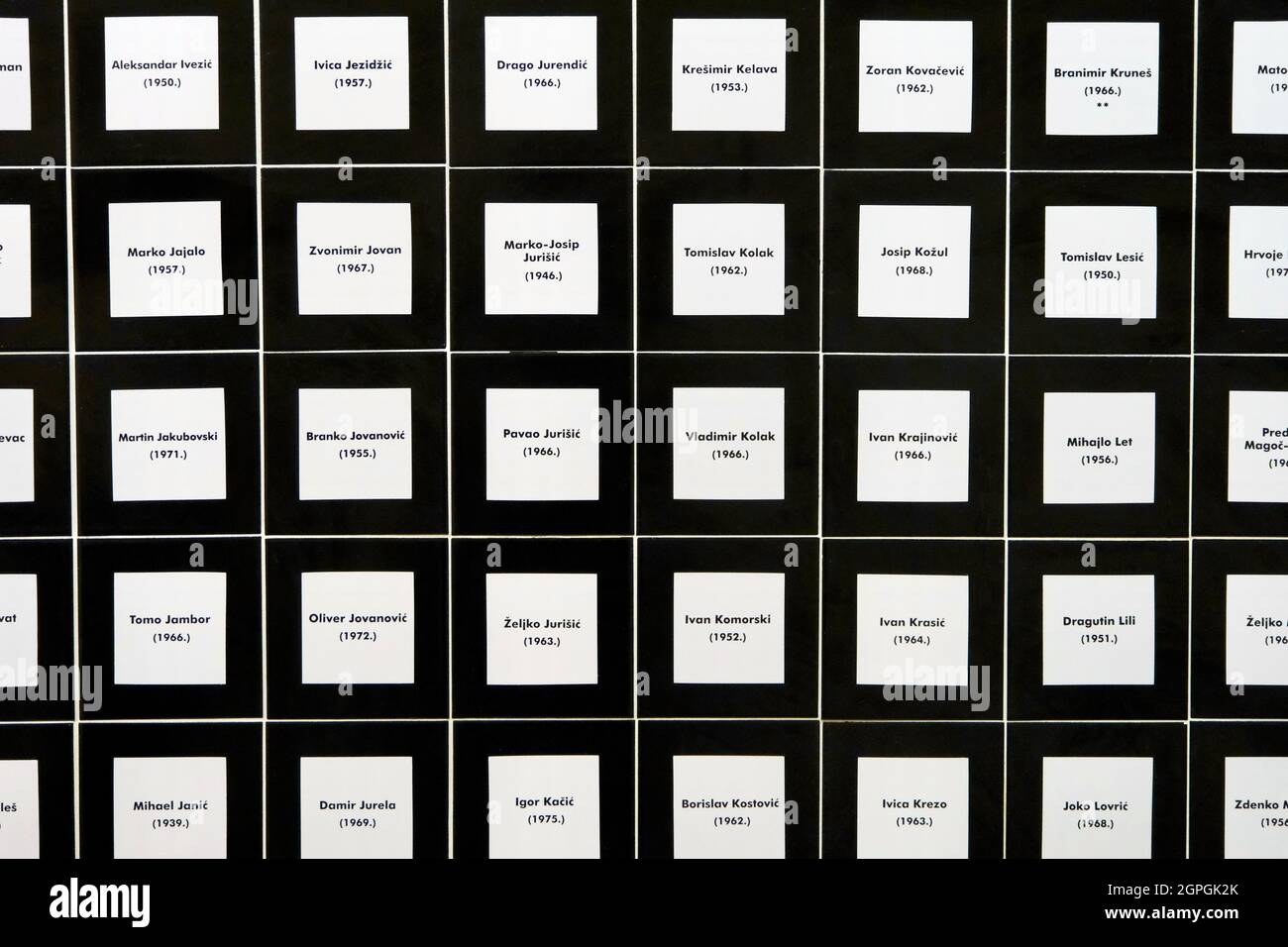 Croatie, Slavonie, Vukovar, liste des morts d'Ovcara dans le couloir du sous-sol de l'hôpital de Vukovar qui servait d'abris pour les civils et les blessés, 20 novembre 1991, deux jours après que l'Armée populaire de Yougoslavie a pris la ville, 264 personnes de l'hôpital seront emmenées à Ovcara pour être torturées et tuées Banque D'Images