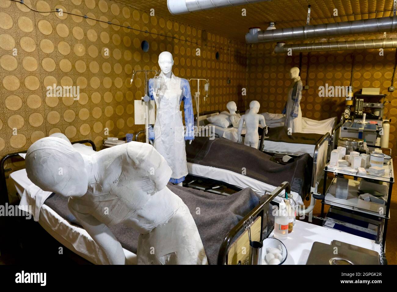 Croatie, Slavonie, Vukovar, lit d'hôpital dans le sous-sol de l'hôpital de Vukovar qui servait d'abris pour les civils et les blessés, 20 novembre 1991, deux jours après que l'armée populaire de Yougoslavie a pris le contrôle de la ville, 264 personnes de l'hôpital seront emmenées à Ovcara pour être torturées et tuées Banque D'Images