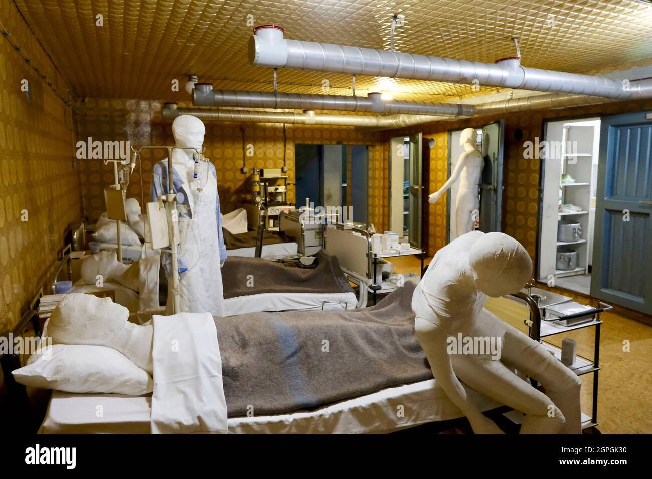 Croatie, Slavonie, Vukovar, lit d'hôpital dans le sous-sol de l'hôpital de Vukovar qui servait d'abris pour les civils et les blessés, 20 novembre 1991, deux jours après que l'armée populaire de Yougoslavie a pris le contrôle de la ville, 264 personnes de l'hôpital seront emmenées à Ovcara pour être torturées et tuées Banque D'Images