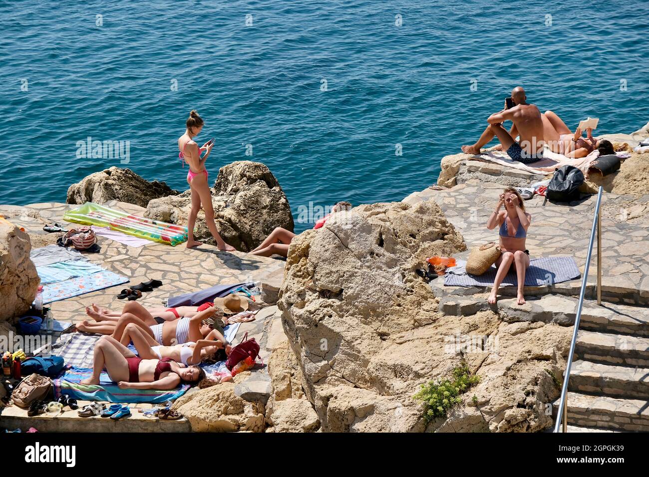 Croatie, Istrie, côte Adriatique, Rovinj, plage sur les rochers Banque D'Images